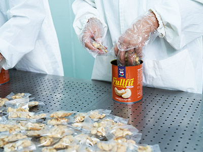 速盈娱乐食品装罐时