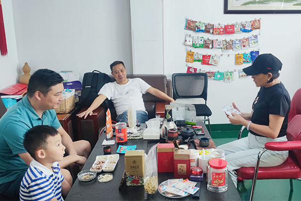 速盈娱乐坚果厂与周总一行人洽谈坚果代加工