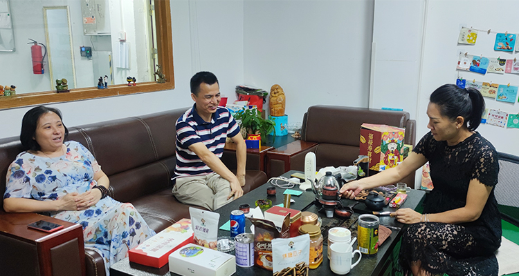 速盈娱乐坚果厂与北纬王总洽谈坚果礼盒定制