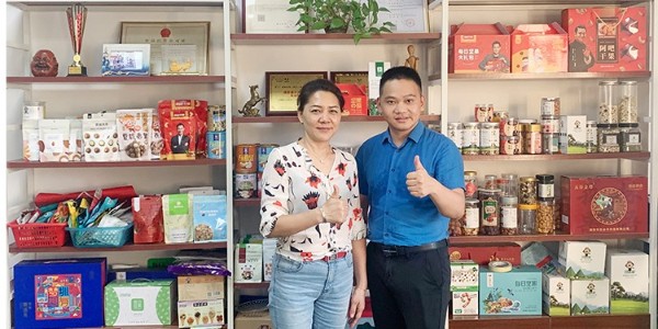 珠海宝安牛商会会长金总光临速盈娱乐坚果食品厂