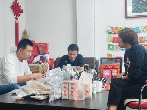 近日安徽刘总光临速盈娱乐坚果加工厂洽谈坚果果干定制