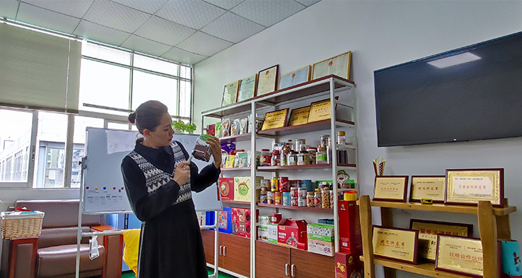 速盈娱乐坚果代工厂一起讨论产品