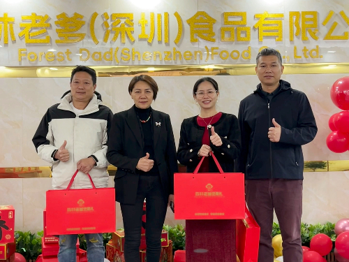 珠海方总和潘小姐携手先生于3月30日亲临速盈娱乐坚果加工厂