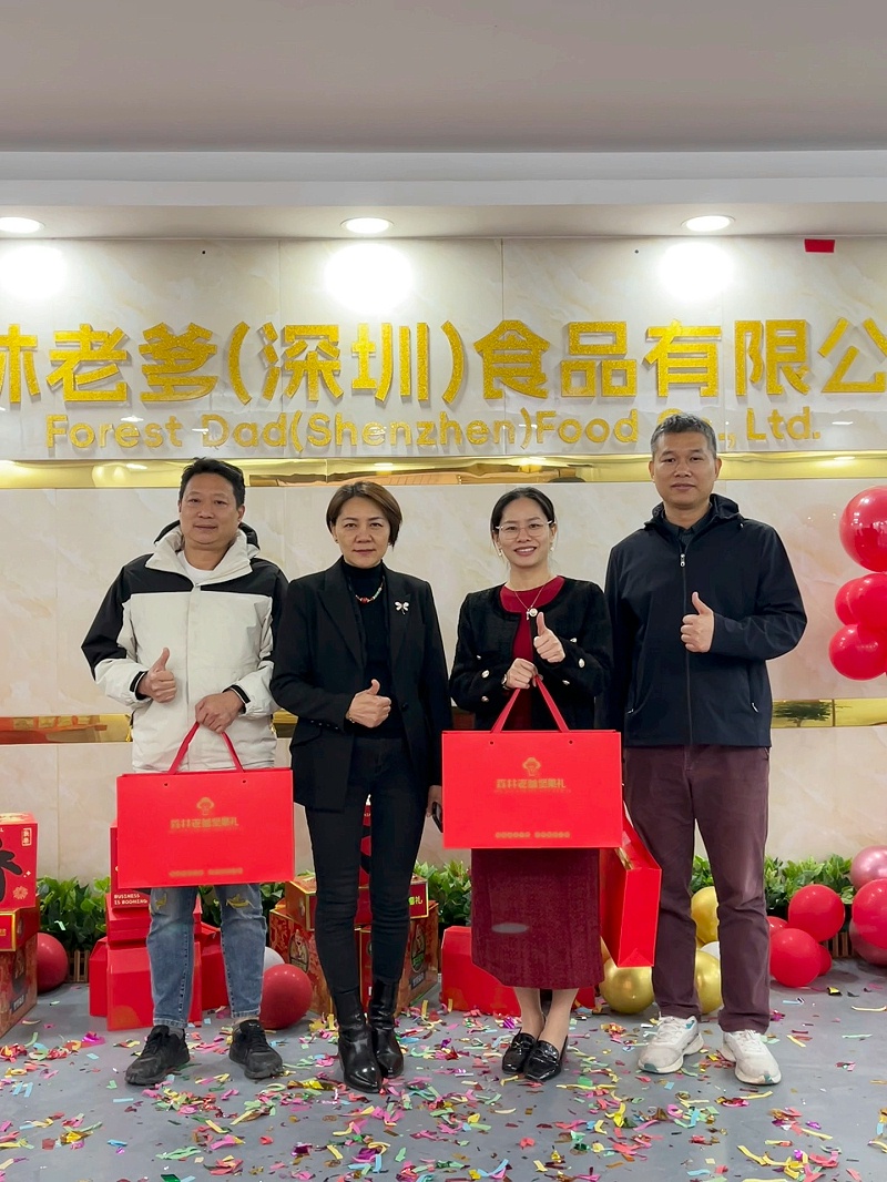 珠海方总和潘小姐携手先生于3月30日亲临速盈娱乐坚果厂