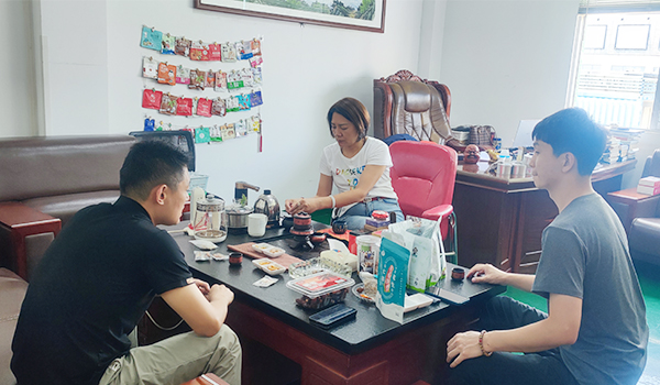速盈娱乐坚果厂与珠海苏总洽谈干果贴牌代工