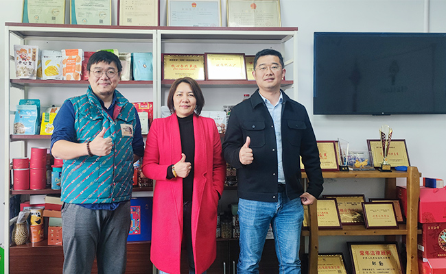 速盈娱乐坚果加工厂与薛总洽谈坚果行情和未来的市场