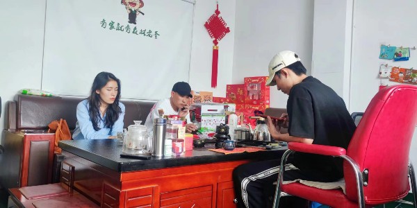 速盈娱乐坚果厂梁总与沈总确认坚果品牌方案