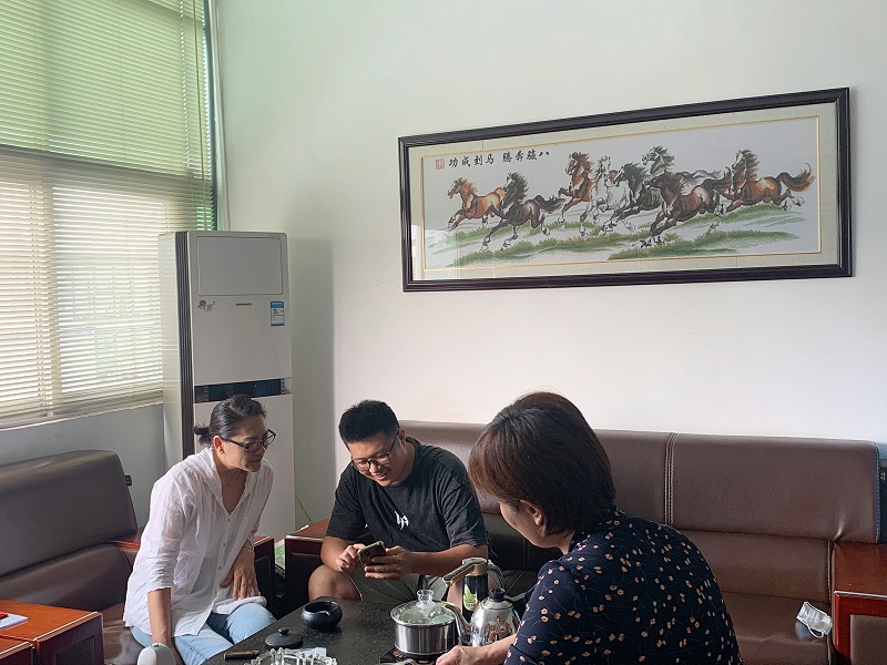 速盈娱乐杨总与设计师交流产品方案