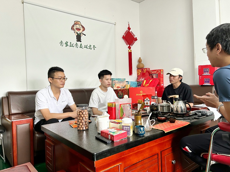 速盈娱乐坚果厂与黄总洽谈坚果年货礼盒批发代理